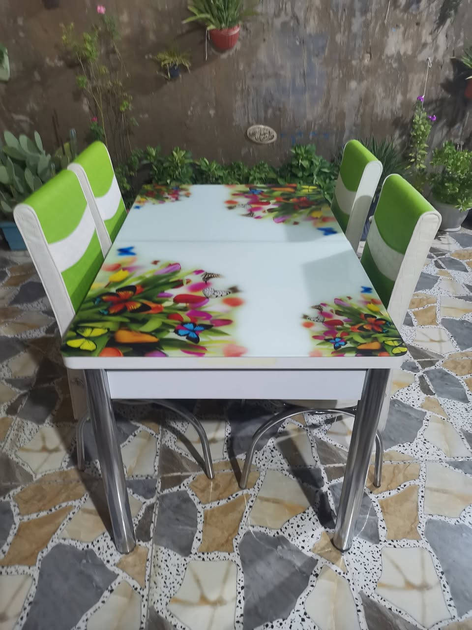 للبيع ميز طعام مستعمل نظيف اخو الجديد المكان زعفرانية ***********
