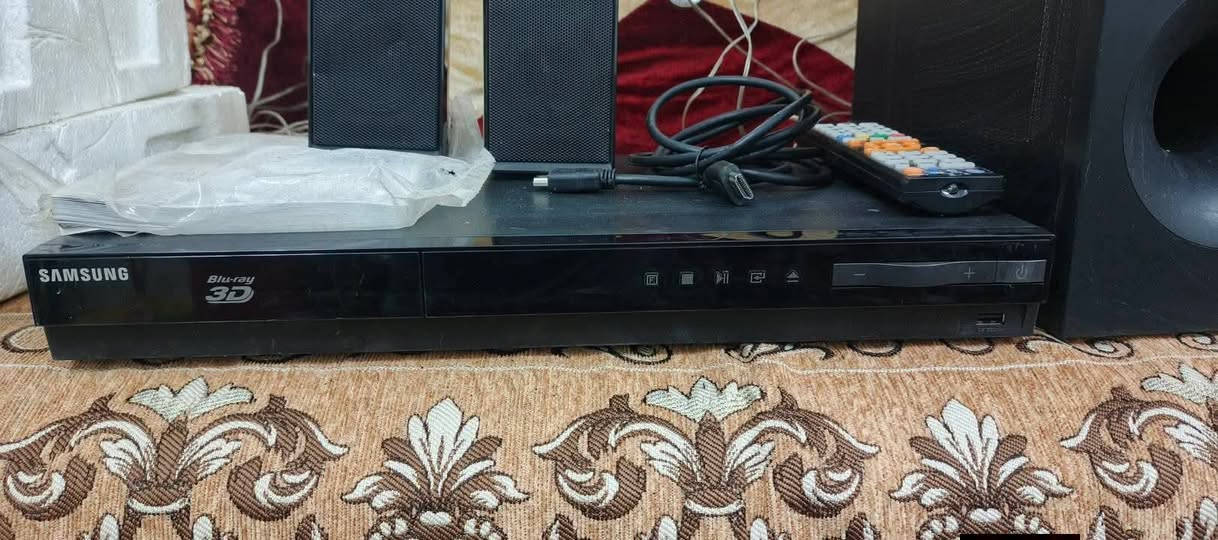 السلام عليكم .
جهاز سيستم و مضخم هوم DVD سينما  ماركة سامسونج العريقة حديث HD  بلوراي 3D  و انترنت  اخو الجديد بالباكيت مع كل ملحقاته .
استيراد وكالة الكويت . ملحقاته ريموت مع كيبل HD مع الكتلوكات  والفيش .يشغل ٣ سماعات ..القدرة الكلية للصوت 250 واط. 
المواصفات :
مشغل جميع الاقراص3D بلوراي DVD و CD و MP3 يعرض 3D ثلاثي الابعاد .
فتحة LAN لربط انترنت 
فلاش رام .
ادخال اواكس مضخم لربط النقال او اي جهاز اخر وكذلك يدعم  ربط بلوتوث خارجي عالاواكس .
اوبتكل لربط كيبل ضوئي مباشر مع الشاشة .
راديو باحث FM .مع خزن قنوات مفضلة .
مع خاصية ايكولايزر للتحكم بنغمة الصوت والتضخيم بنظام الاستيريو عالي الوضوح .شغل الجهاز جدا ممتاز من علو بالصوت وتضخيم دمام رائع . صوته واضح جدا و مجسم .
سعر الجهاز ٧٥ الف نهائي اخوان من الاخير .
للاستفسار او المراسلة عالخاص بلا زحمة او 
*********** البصرة . موجود توصيل شركة .
