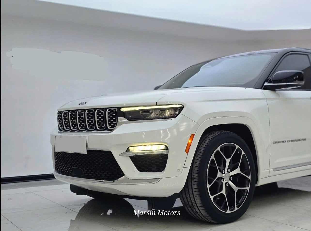 جيب موديل 2022 سومت
فول مواصفات 8 سلندر فورويل جكات 3 شاشات 
المحرك : V8 5.7
ممشى السيارة: 77 الف 
موصفات:
رباعي 4x4
  نظام تعليق هوائي (جكات).
  قيادة ذاتية عند المنعطفات.
  رادار امامي مع مانع تصادم .
  نظام الرؤية الليلية.
  تحذير الخروج عن المسار .
  مستشعر نوم السائق مع نظام التوقف الآلي
  تحذير النقطة عمياء ٥ .
  نظام تحذير عند تجاوز السرعة المحددة.
  نظام عرض المعلومات على الزجاج الامامي (HEAD UP
(DISPLAY
  نظام تقليل الضجيح داخل المقصورة.
  إنارة محيطية.
  شاحن موبايل وايرلس.
  تعديل وضعيات مقود السائق كهربائيا.
  مرايا تعتيم ذاتي.
  المرايا الجانبية قابلة للطي كهربائيا
ظام الصوت من ماكنتوش مع 19 سماعة.
ويل قياس 21 انج .
* سقف بانوراما .
  شاشه كبيرة 10.1 انج .
  شاشة للراكب الأمامي .
  لوحة القيادة بقياس 12 أنج.
5 كاميرات خارجية مع بخاخات ماء للتنظيف.
 كاميرا للمرأة الداخلية.
  تصوير حراري ليلي .
  المصابيح الأمامية زنون .
  كشافات الضباب زنون .
  دخول ذكي.
  بصمة على 5 ابواب للدخول الذكي.
  تشغيل عن بعد .
  الصندوق الخلفيي كهربائي .
  فتح الصندوق الخلفي مع حركة القدم.
  فرش المقصورة الداخلية من الجلد الطبيعي الفاخر.
  اضافات من الخشب الطبيعي للمقصورة الداخلية.
  ذاكرة لحفظ وضعيات الجلوس للمقاعد الأمامية
  مساج للمقاعد الامامية .
  المقاعد الأمامية كهربائية .
  المقاعد الأمامية تبريد وتدفئة .
  المقاعد الخلفية تدفئة وتبريد .
  ستائر للشبابيك الخلفية.
  انارة داخلية LED متعددة الالوان .
  حساسات امامية وخلفية .
  5 راكب .
  مكيف خلفي مع وحدة تحكم منفصلة .
  تدفئة مقود القيادة.
  مانع تصادم خلفي .

مكان السيارة اربيل 📍

للاستفسار: (***********) (***********)

نص مكتوب في الصور:
- Marsin Motors