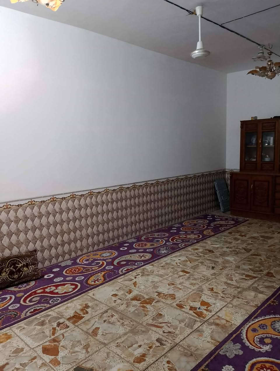 سلام عليكم عقار اللبيع مساحه 200متر يحتو علئ غرف نوم عدد2
صاله مطبخ ستقبال مجمع صحيات بناء درجه اوله طابوك جموهوري صب اساس 3رباطات صطح شتيكر الطفيلي درجه اوله ماء كهرباء موالد ذهبي مدارس عدد 2 تبليط
العنوان الكوفه الصوب الصغير منطقة البو نعمان عمود 20قرب مدرسة المقداد البتدائيه بيع مستعجل محتاج السعر 50وبيه مجال رقم الهاتف ***********
