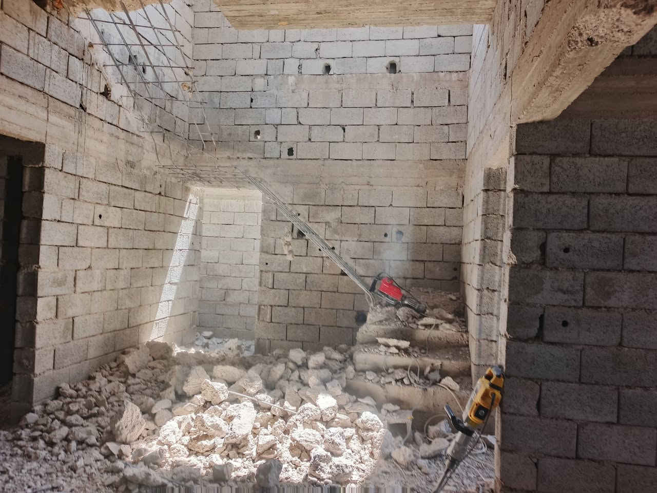 يوجد تفليش وتعديل وتنظيف بيوت قيد الانشاء🪏⚒
1_تعديل وتنظيف البيت🪏✅
2_تكسير فتحه للتبريد المركزي(دگت)🔨✅
3_دفن حديقة المنزل🪏✅
4_سحب بلوك من اي مكان+سحب رمل او حصو لداخل البيت👷✅
5-تفليش بيت كامل+ تفليش درك +تفليش صب البيت✅

وهذا شغلنه ✅

واي شغل عندك خابر وادلل ***********✅🤍
