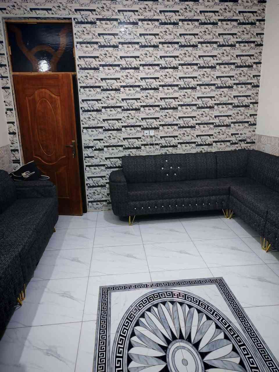 السلام عليكم ورحمة الله بيت للبيع مساحه 250م كامل سيراميك عدا المطبخ بيت درجه اولئ بناء طابوق متكون من غرفتين وهول ومطبخ واستقبال وصحيات خارجيه وداخليه الاستفسار اكثر الاتصال ع ***********

