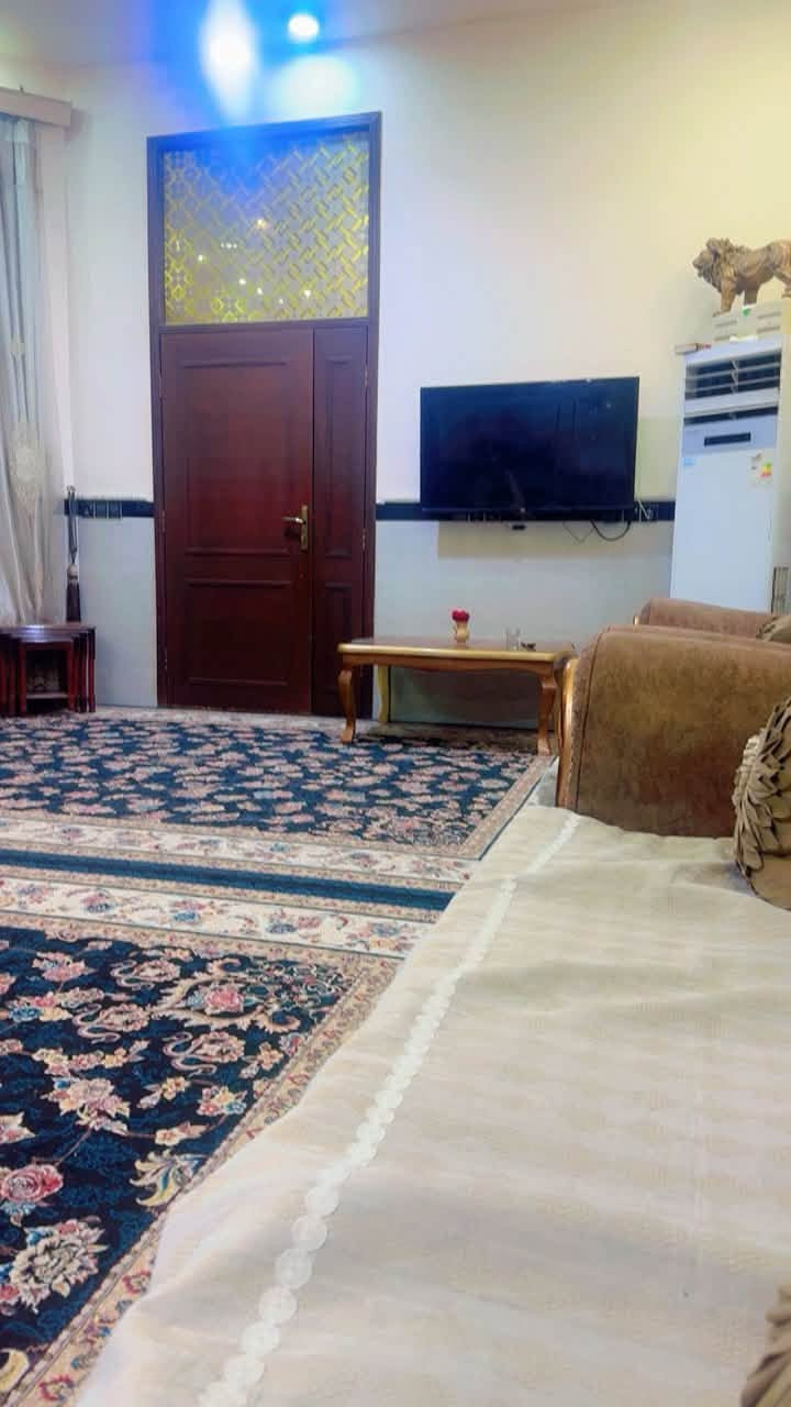 السلام عليكم يوجد بيت للبيع جنس العقار طابو زراعي سند 25المساحة 130 متر بيع مع الاثاث الاثاث كله اسباني درجة اولى البيت طابقين جديد بناء حديث  طريق حلة ديوانية منطقة الدبلة يبعد عن الشارع الرئيسي 50 متر 
للاستفسار الاتصال ع الارقام التاليه
***********
***********
