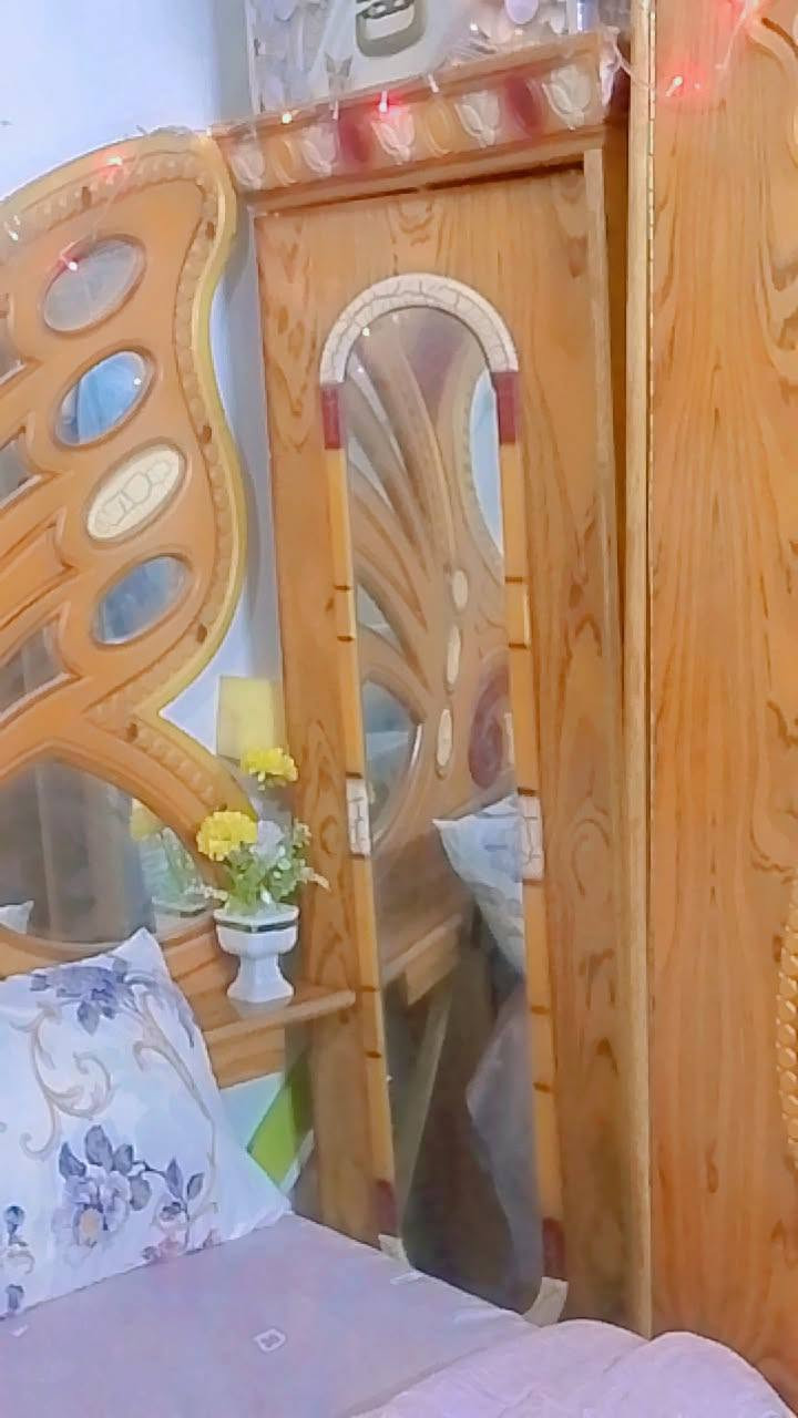 السلام عليكم غرفة اخشاب  للبيع استخدام سنه نضيفه سعر 650 و بيه مجال موبايل ***********

