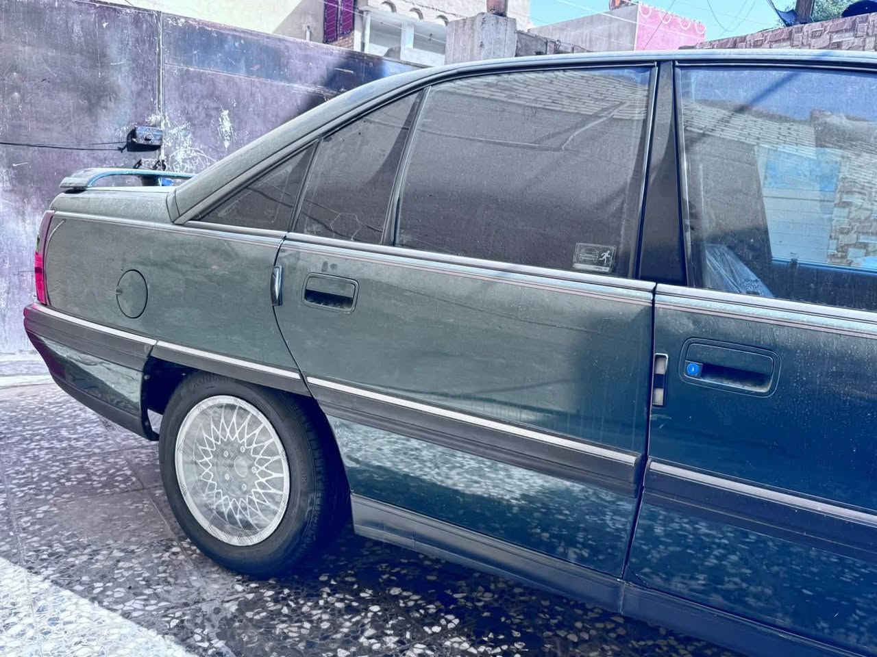 جديده كل نقص ما بيها كير عادي بدون تبريد بدون كلير صبغ فقط باب خلف السكن والباقي بالشرط بدون حادث سياره بأسمي سنويه وهزه جديد صدر جديد تايرات جديد 
سقف سلايت طكتين 
4 جام كهرباء 
سنتر لوك
منظومة زنون 
سعر 70 ورقه المكان كركوك
***********
