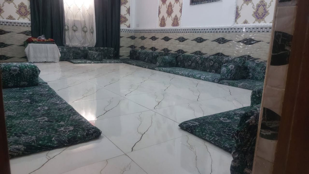 ديوان لبيع نضيف ٣٠٠ بي مجال ١٤ متر و ٥ مخاد
***********
