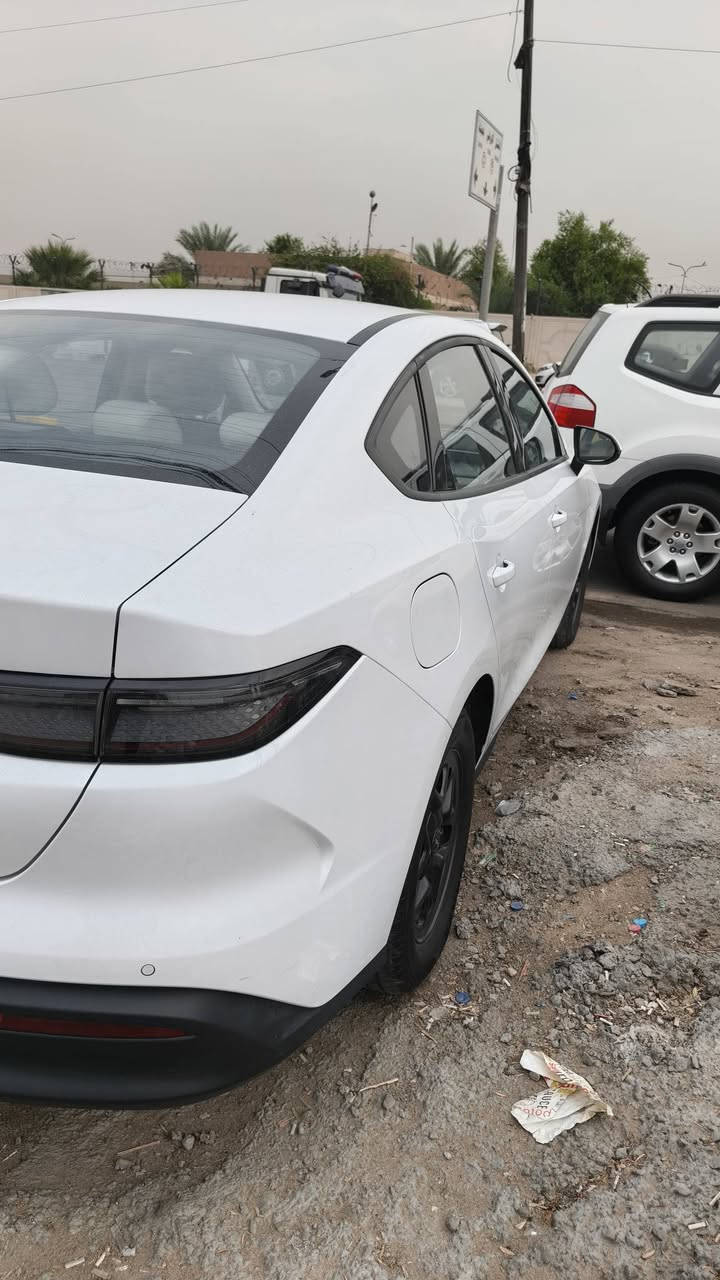 السلام عليكم من رخصت الادمن بي واي دي سيل فايف موديل 25 كفالة من الصبغ  والبارد بيها فقط 4 رصعات ماشية 17600 الف الكلي رقم بغداد جديد السيارة جديدة كاعديات حوضية بوليش كاملة معروضة بواحد وعشرين مليون و ثمنمية 21و800 
مكانها بغداد الستفسار على الرقم ***********
واتساب ***********
