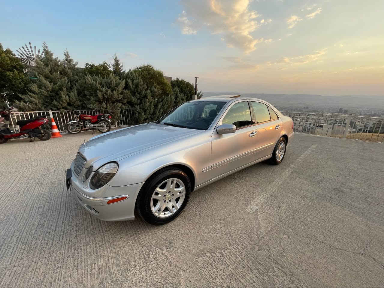 mercedes  e class 2005
مارسيديس  براوه يه براوه ى دوبه يه  ٤٥$ مه جاليكى كه م
مه كينه ى ٣٢٠ v6 مه رغوب بخ نزين زوركه م اخوات
فول فول مواسه فات سلايت جام اوتو اوينه اوتو  
ته بريد به شه رت بريكى به سراوه جامى بيشودوا هه لكيراوه كودى مرورى بوكراوه داروبه ردى به شه رت
كيرومه كينه به شه رت *********** *********** السليمانية, العراق
