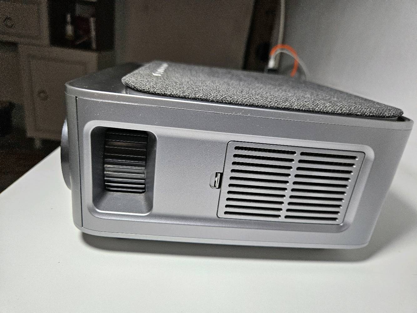 داتا شو احترافي من شركة يابر عدسه كبيرة 4K يدعم البث ع التلفون عن طريق ل WIFI  و بلوتوث و ٢ منفذ HD ٢٠ الف انسي لومنس اضائة قويه جدا متحتاج ستارة الحايط فقط مستخدم. نسبه بسيطه نظافه ٩٨ بالميه كامل هو ملحقاته كيبل و كيبل HD  و ريمونت موقعي ديالى المقدادية سعرها ١٢٥ الف بيها مجال بسيط