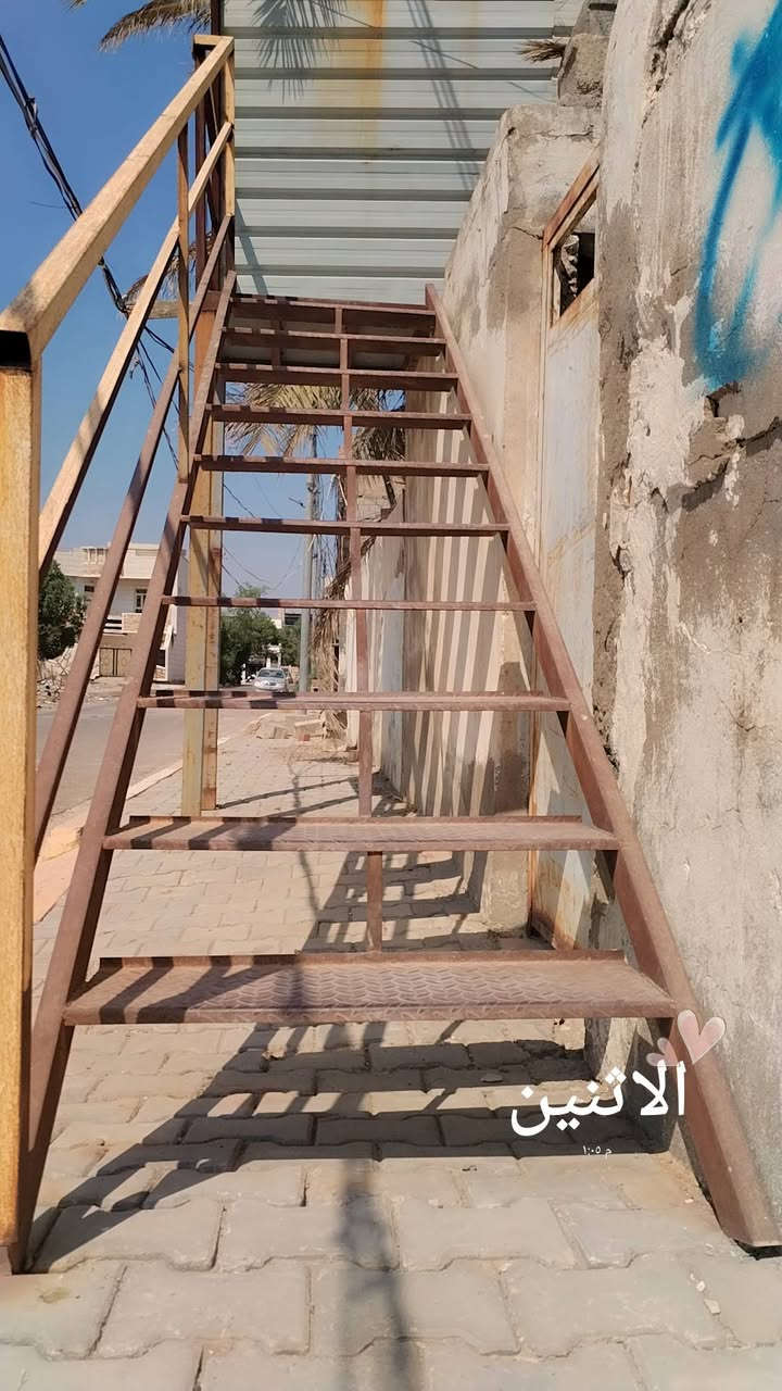 درج حديد شغل حداد مضبوط مو جاهز شلون مچان
مستعجلة عالبيع 
الي يريد يخابر هذا الرقم ***********

نص مكتوب في الصور:
- الاثنين
- الاثنين 1:05 م