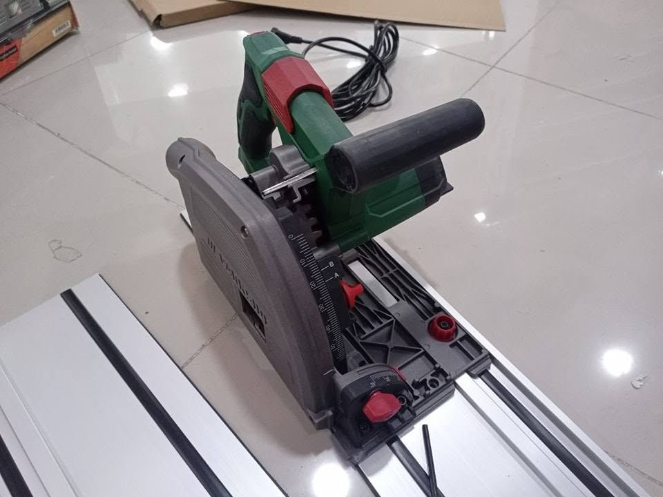 منشار غطس كهربائي (Plunge Saw) بقوة 1200 واط من ماركة منشار غطس باركسايد.
القدرة الكهربائية: 1200 واط
.قطر الشفرة (القرص): 165 ملم

المميزات الرئيسية

القطع الدقيق: يتيح لك بدء القطع من منتصف اللوح بفضل نظام الغطس

.التوجيه المستقيم: يعمل مع سكة توجيه ألومنيوم لضمان خطوط قطع مستقيمة

.إدارة الغبار: مزود بفتحة لتوصيل خرطوم شفط الغبار ونظافة مكان العمل

📍السعر (45 ألف) 

التواصل واتساب ***********
