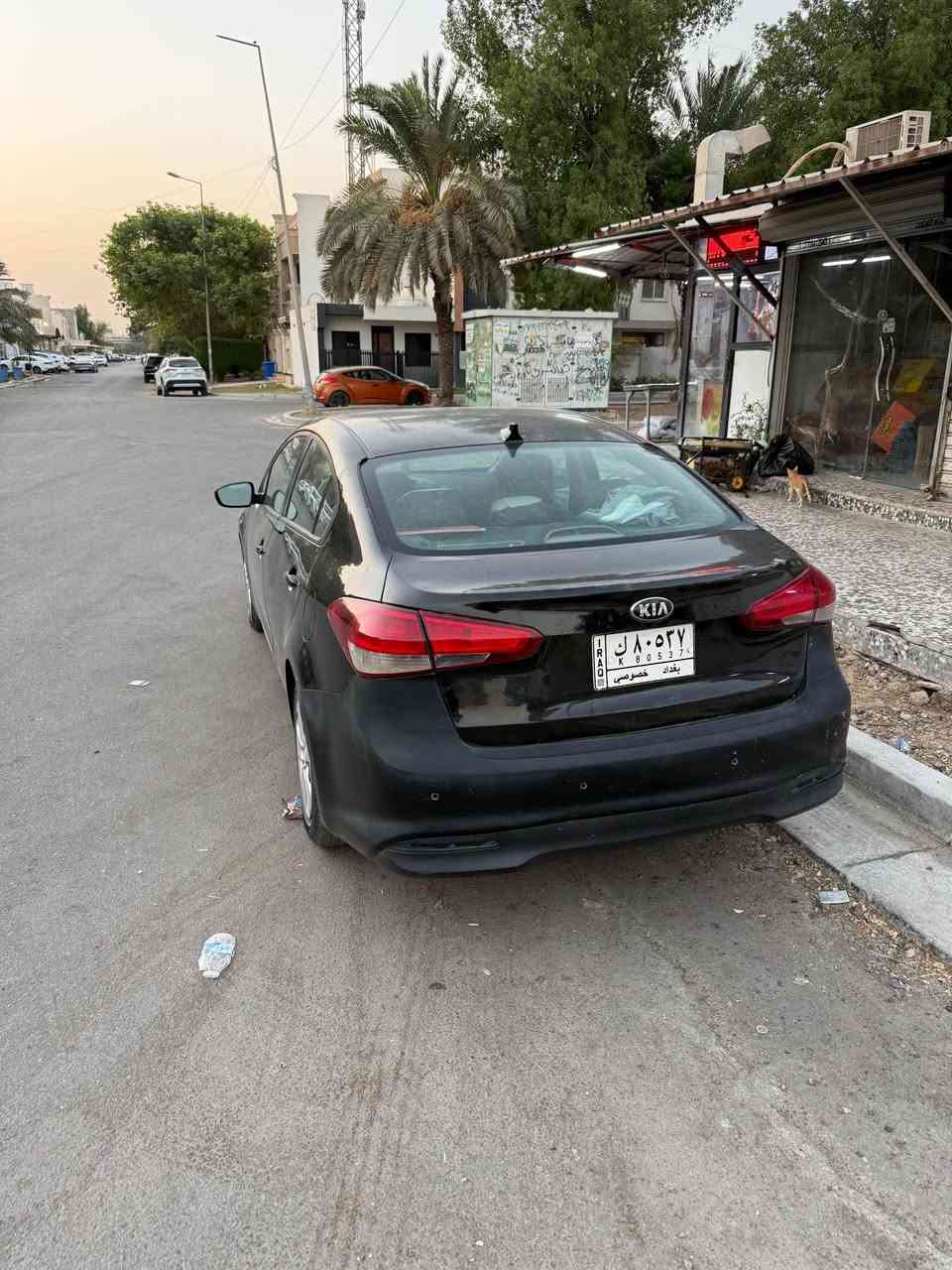 السلام عليكم 
كيا فورتي صبغ قطعة وحدة صندوك فقط السيارة جديدة ومتصرف عليها دينار ماشية ٦٥  كير محرك صدر تبريد خير من الله سونارها موجود  السعر ١١٦ وبيها مجال مكانها بغداد قرب ساحة قحطان للتواصل *********** بغداد, العراق
