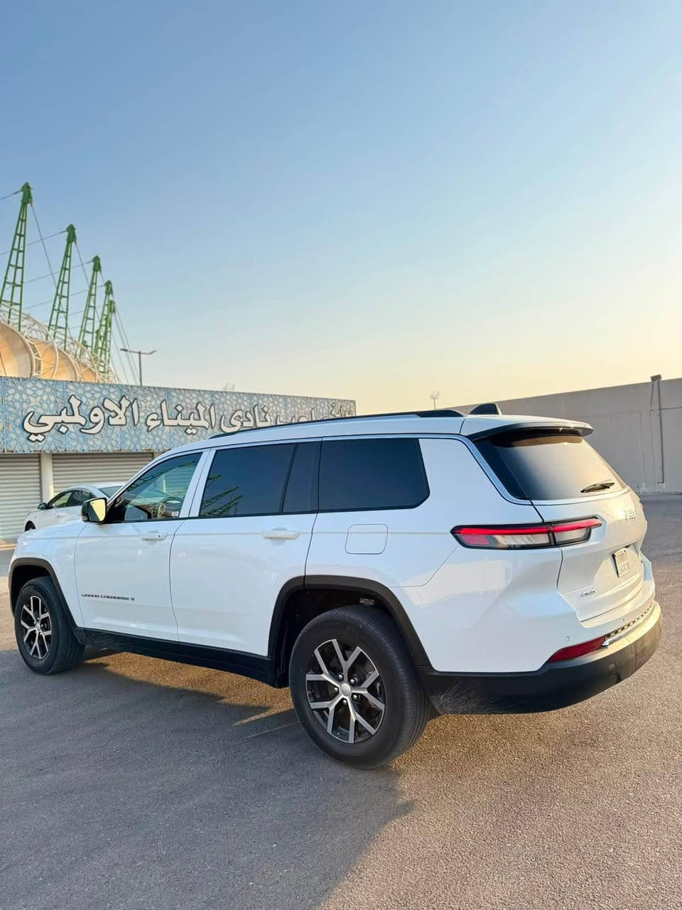 📣 للبيع : جيب جراند شيروكي (Grand Cherokee) موديل 2024
 الفئة: ليميتد (Limited) - فول مواصفات ما عدا البانوراما (التنتة).
 المحرك: 6 سلندر، 
 نظام دفع رباعي (4x4).
‏أربع وضعيات للقيادة
 الحجم: (L) ثلاثة قطع مقاعد (3 صفوف - 7 راكب).
 الرقم: بدون رقم (لوحات فحص مؤقت)، جاهزة للترقيم باسم المشتري.
🌟 مواصفات والداخلية:
 داخلية جلد ملكي بلون بيج (أوف وايت) مميز ونظيف جداً بحالة الوكالة.
 شاشة عرض لمس كبيرة تدعم Apple CarPlay و Android Auto مع نظام ملاحة.
 شاشة عدادات رقمية (ديجيتال) بالكامل متطورة.
 تحكم مقود (ستيرن) متكامل مع نظام تثبيت السرعة.
 نظام تكييف مركزي منفصل للركاب في الخلف.
 ناقل حركة (كير) ماوس دوار متطور مع وضعيات قيادة متعددة.
حادث:
 التصليح: تم تبديل البونيد (الغطاء الأمامي) فقط، مع صبغ ربع جاملغ (أيسر وأيمن) تعديل وتجميل.
💵 السعر: (25,000$) وقابل للتفاوض
📍 المكان: البصرة
📞 للاستفسار : [*********** البصرة, العراق
