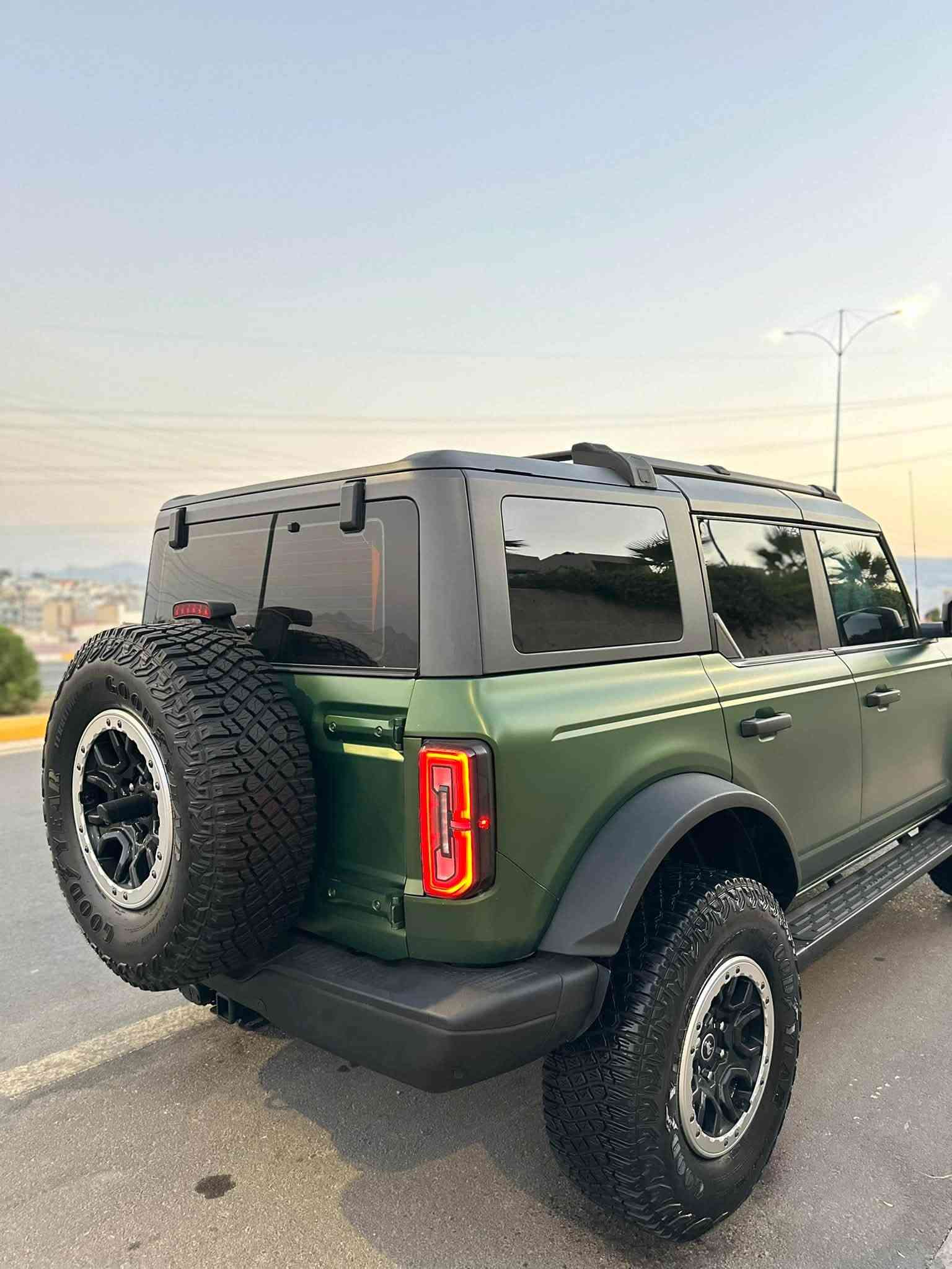 سلام عليكم 

فورد برونگو 2022 Wild trak🇺🇸🇺🇸

السيارة بيهة قبغ صندوق صبغ فقط بدون تبديل بدون ايرباك 

مكان السيارة سليمانية 

محرك 6 سلندر توربو چارج 

مواصفات wild trak
شاشة جبيرة 
كامرات ٣٦٠ درجة 
رادار ٣٦٠ درجة 
شحن وايرليس 
اطفاء ذاتي 
حساس امامي و خلفي 
5 دكم السيارة 
شاشة اندرويد 
كشنات جلد 
كشنات كارباء جهتين 
كشنات هيتر 
استيرن هيتر 
بصمة ابواب 5
تشغيل عن بعد 
گيج الكتروني 
نضام AUX
دعامية امامي حديد رابتر 
بلاجيكتور رابتر 
دبلات foox
لوييات رابتر 
فندرات عريض 
لايتات ليد 
بگلايت ليد 
فور ويل 4*4
سقف متحرك 
داخل جلد لونين كلش مميز 
ماشية ٦٥ ميل فقط 

السيارة مغلفه PPF طافي ضمان ١٠ سنوات 
بيهة كتاب تضليل 80% 
السيارة مصروفة علي كلش اهواي و بلواقع احلي 
كير و مكينة كله ابشرط بدون اي خلل 

سعرة ٣٧٠$ بي مجال 

رقمي *********** 

السيارة بسمي ابشرط تحويل او وكالة
