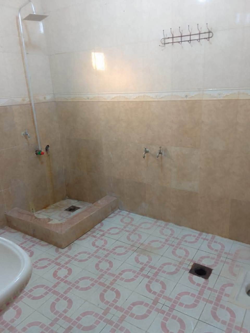 بيت طابقين للأيجار في الجبيله 
المساحه :  110 م 
يحتوي على :  4 غرف + صاله + مطبخ + مجاميع صحيه + أستقبال 
المواصفات :بناء حديث + موقع جداً مميز + قرب مستشفى الشفاء

سعر الأيجار : 650 الف 
للتواصل : 
***********
***********
***********
