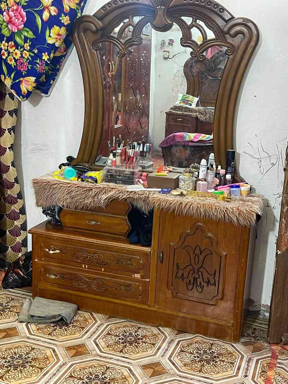 السلام عليكم ، متوفر غرفة منام تفصال خشب صاج اصلي كامله ملحقاته كنتور طابقين جبير وميز تواليت وميز مرايه والزاويه ملابس نضيفه ، ومتوفر كنتور لوحده زغير يرهم للاطفال.السعر المطلوب مليونين وميتين وبيه مجال. اخوان غرفه نضيفه ومرتبه .مكاني التنومه***********
