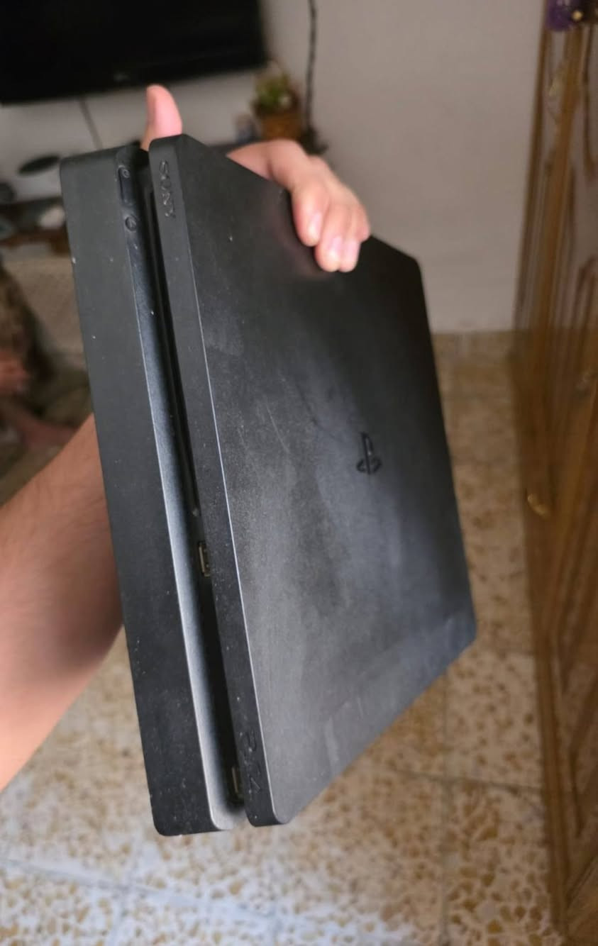 بلي 4 سلم
ذاكرة 1TB يجي وياه قرص لعبة وحدة مع كامل ملحقاته ويدة وحدة (كنترولر واحد ) تعبانة شوية لكن شغالة والجهاز برغي ما مفتوح بي 
سعر الجهاز كامل 250الف دينار عراقي وبي مجال بسيط
للتواصل خاص او على الرقم ***********
