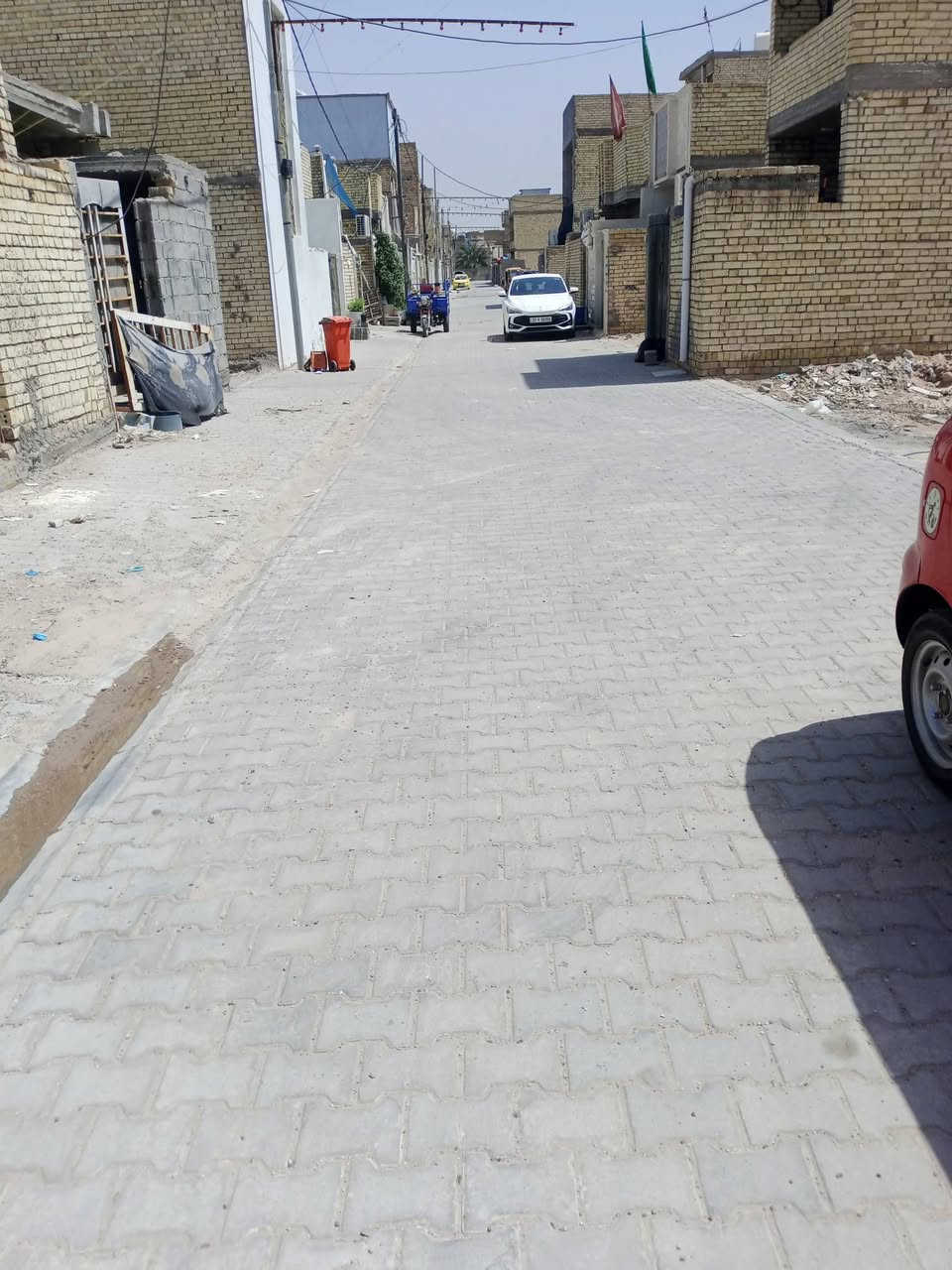 من رخصة المسؤول المحترم مساحة 200 متر مبني عليها بيتين كل بيت 100 متر واجهة 5 ونزال 20 لكل بيت حوش استقبال صاله مطبخ حار حمام داخلي وخارجي غرفة نوم بيتونة مع مخزن سطحين لكل دار نقص بياض وسيراميك وكاشي فقط عرض الفرع 8 متر كامل خدمات ماء مجاري كهرباء مقرنص تبليط قرب البزل طابو زراعي سند 25 منطقة الشعب الغرير موبايل *********** خاص او واتساب السعر مناسب
