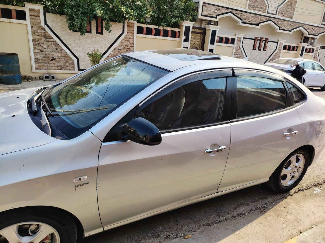 سلام عليكم افانتي موديل 2007 رقم بغداد السياره بيها 3 قطع صبغ السياره فول مواصفات  تحكم وكامره حساسات كشنات جلد تدفئه كشنات  معروضه 74ورقه وبيها مجال مكان سياره الانبار فلوجه ***********
