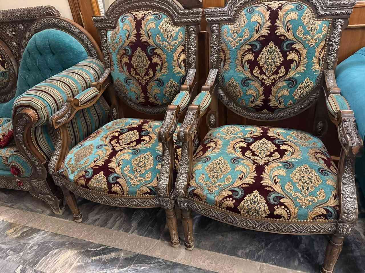 السلام عليكم
عدي تخمين قنفات  عشر مقاعد مليون وثاني هم عشر مقاعد  ٥٠٠
 نظيف جدا مع سيت طبلات واحدة كبيرة واثنان واسط
العنوان بغداد شارع فلسطين للاستفسار 
هاتف ‭***********
