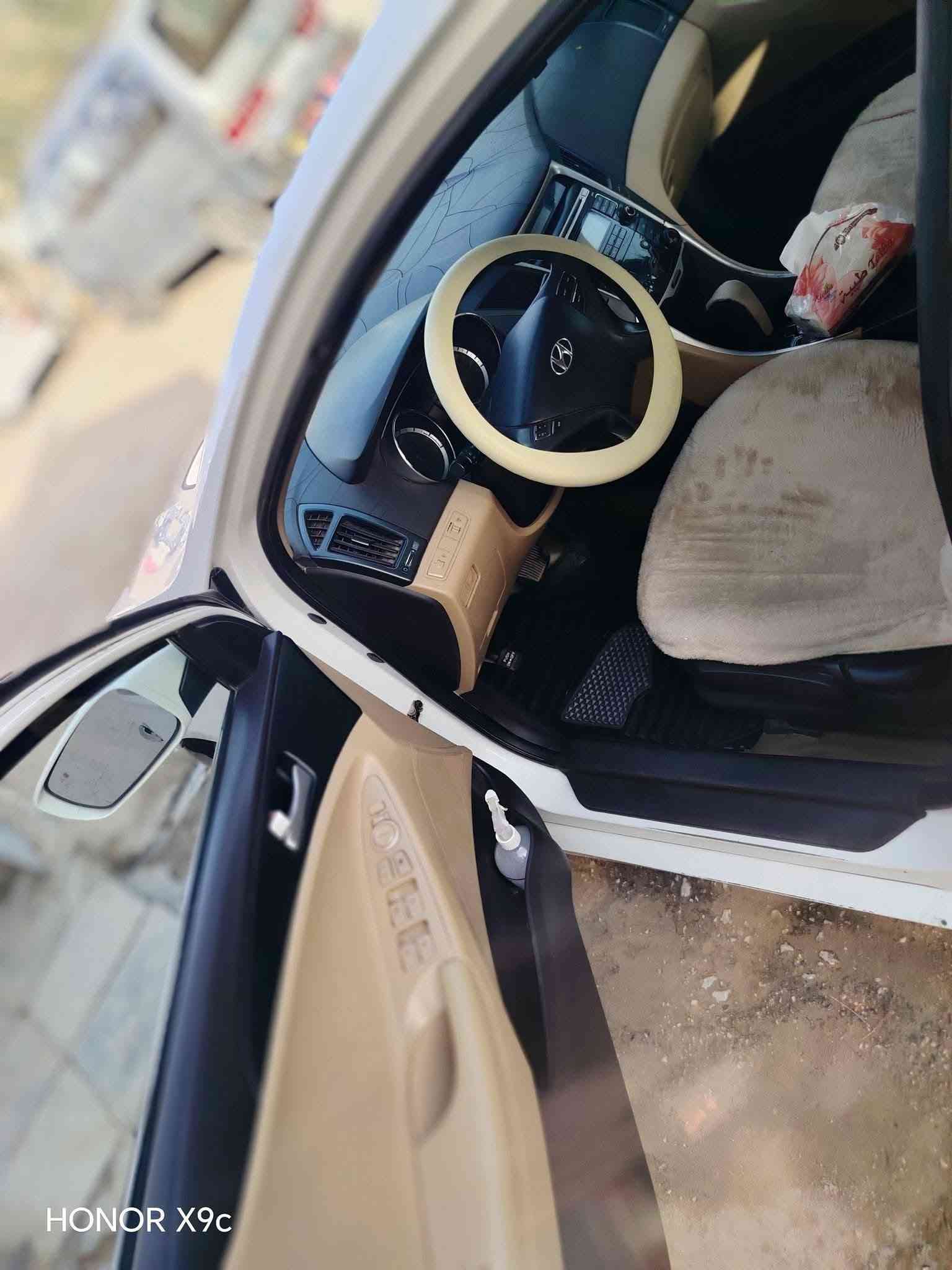 سوناتا خليجي موديل 11
محرك 2400 دوش 
بيها باب وجاملغ خلفي مصلحات فقط 
محرك جديد 
تبريد جديد 
تخم ويل و تخم تاير جديد 
رقم بغداد مداور مباشر 
للعلم متوازين عل امداور مالتها يعني اليشتري اله مجال للمداور 10 ايام 
سعر السياره 105 وعليها غرامات تنزل من سعر السياره 
عنوان نجف 
***********

نص مكتوب في الصور:
- HONOR X9c