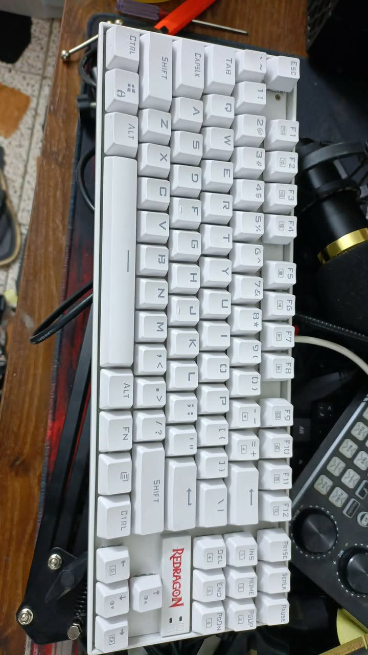 السلام عليكم، آخر نشر
شاشة سامسونج مقوسة 144hz anti glear 
ب١٣٠ الف
وكيبورد ريد دراكون ميكانيكي ابيض اربيجي ب 30 الف يجي وياه ماوس باد هدية
الاسعار قفل بدون عملة رجاء وماعندي توصيل تجي تفحص وتروح
بغداد ام الكبر ***********
