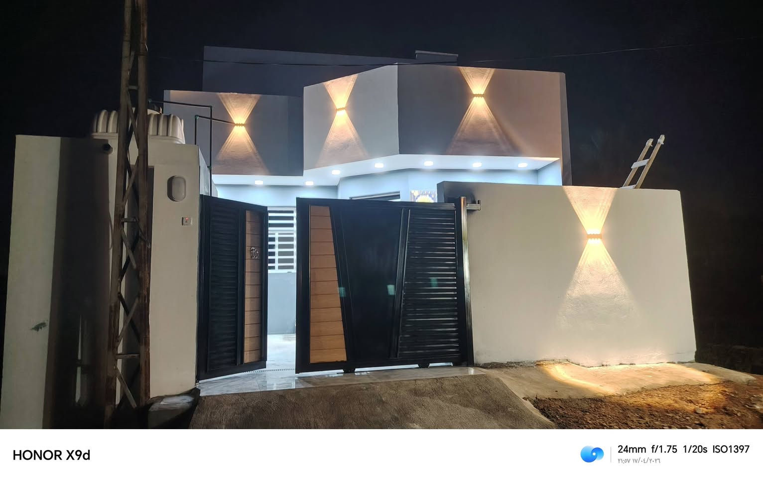 سلام عليكم للبيع حي الزهراء حي شمر مساحة ١٧٠متر زراعي سند ٢٥جديد صارشهرين من كمل غرفتين صاله استقبال مطبخ حمام داخل وخارجي كراج حديقه البيت متعوب عليه @لاستفسار لاتصال رقم ***********
