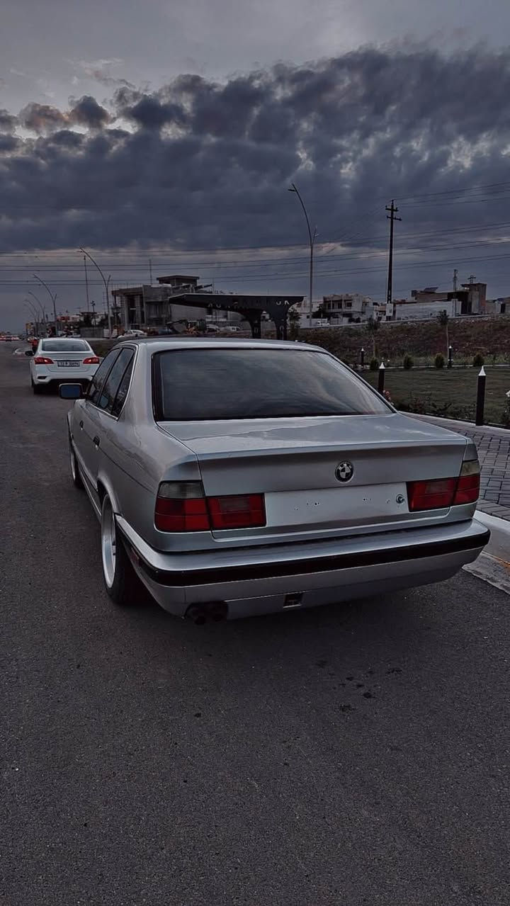 سلاوی خواتان لێبێت 
Bmw 525i 1992  
گێر ئۆتۆماتیک گێر و مەکینەی تازەیە  
مەکینە عەدل 
کوشن جلد 
چوار جام کارەبایی 
*********** كركوك, العراق
