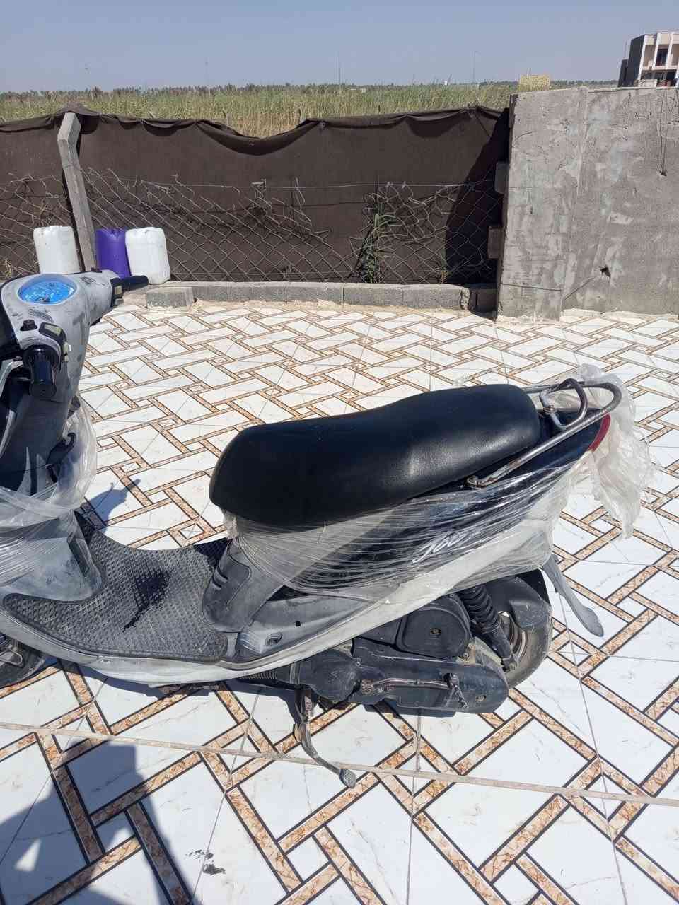 سلام عليكم من رخصه الدمان دراجه ماكس منغولي الدراجه جديده صالهه يومين من طالعه من الوكيل ماخذهه من السلامي الدراجه شلعه ومعدل خير من الله المكان حله ورديه خارج الرقم ***********السعر 950وبيهه مجال بسيط
