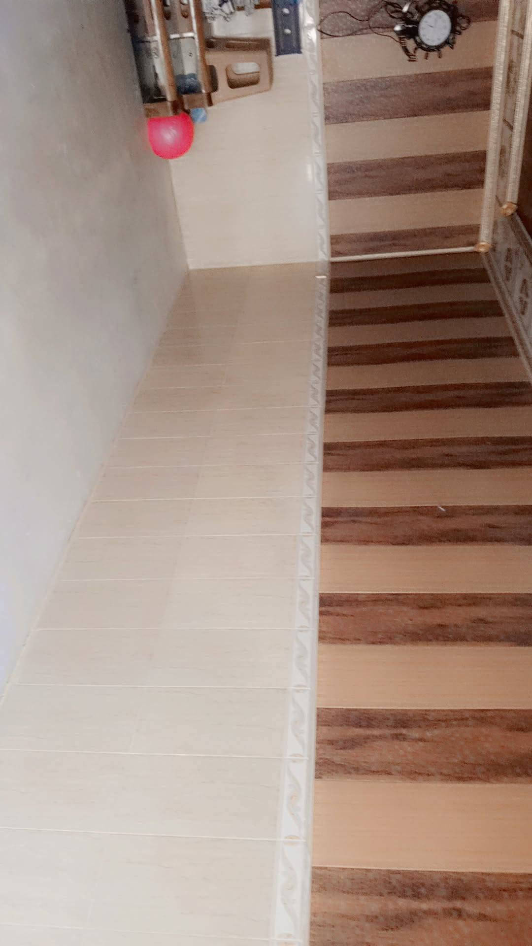 السلام عليكم البيت اللبيع طابو صرف مساحه 300 طابقين 4عرف نوم مع مطبخ وصحيات فوق وطابق الاول يحتوي على ستقبال ومدخل عرف نوم واحده وهول حمام ومطبخ رضي *********** سعر 225مليون وبي مجال قابل
