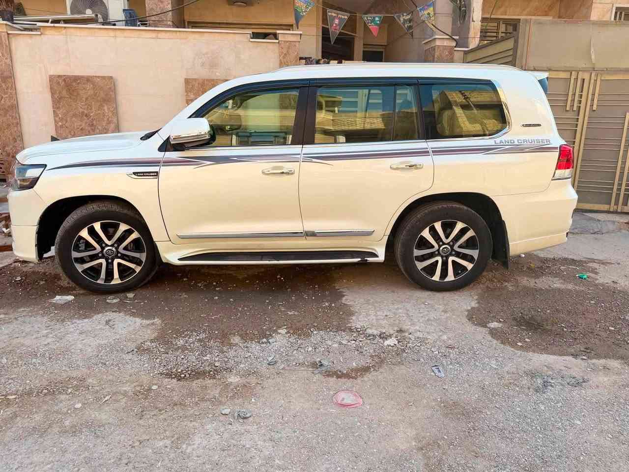 🔥🚘 للبيع | تويوتا لاندكروز بريميوم 2019 🚘🔥
📍 بغداد – حي البنوك

⭐️ معلومات السيارة:
🔹 ماشية 175 ألف
🔹 سيارة كاملة من كلشي
🔹 تخم تايرات جديد 🛞
🔹 ما تحتاج صرف، ما يصرف عليها درهم واحد
🔹 صور السونار والحادث موجودة ضمن صور الإعلان 📸

✨ مواصفات السيارة:
✅ دفع رباعي
✅ محرك 6 سلندر
✅ ناقل حركة أوتوماتيك
✅ داخلية جلد
✅ مقاعد كهربائية
✅ شاشة وسطية
✅ كاميرا خلفية
✅ حساسات أمامية وخلفية
✅ مثبت سرعة
✅ تحكم بالمناخ
✅ تشغيل بصمة
✅ دخول ذكي
✅ فتحة سقف
✅ أنوار LED
✅ جنوط ألمنيوم

💬 لمعرفة السعر اكتب “تم” وسيتم الرد عليك تلقائياً.

📞 للاستفسار: ***********

📢 TopCar IQ مختصة بنشر إعلانات السيارات فقط، ولا تتحمل الصفحة مسؤولية أي اتفاق أو تعامل يتم بين البائع والمشتري.

🤝 بالتوفيق للجميع، وإن شاء الله ربي يرزق البائع والمشتري.

#TopCarIQ #سيارات_للبيع #سيارات_العراق #سيارات_بغداد #تويوتا #لاندكروز #لاندكروز_بريميوم #سيارات_بغداد_للبيع
