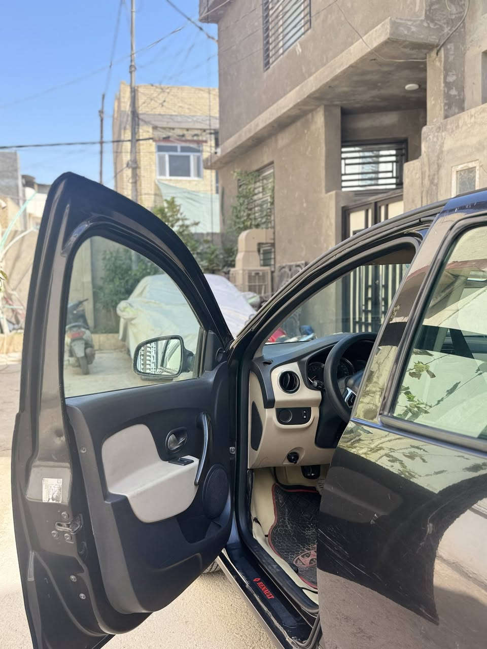 رينو سيمبل 2019
حره بيها صبغ بالجاملغ الامامي وشويه بالباب 
محرك 1600 لا تبخير ولا تنقيص 
تبريد شغال 
السعر 65 وبيها مجال قليل 
رقمي ***********
