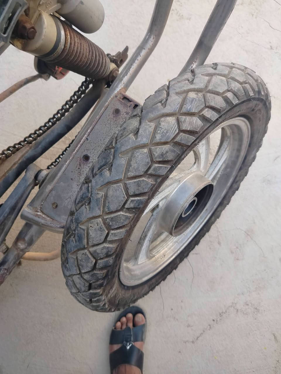 مكلف بلنشر دراجة جني دبل بلك. السعر. 150وبي مجال محرك ما مفتوح. تايرات جدد. يرادله. شغلات بسيطة هذا رقم صاحب الدراجة. خاص ماكو. لان موبايل صرصور. بس اتصال فقط  ‏‪***********‬‏  اوراق كامله
