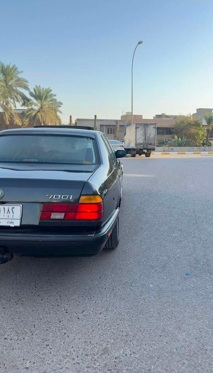 بي ام موديل 1992  صبغ عام جمالية حجم 735 محرك 6 سياره نضيفه جدا تبريد ثلج رقم مميز بسمي للستفسار ***********
