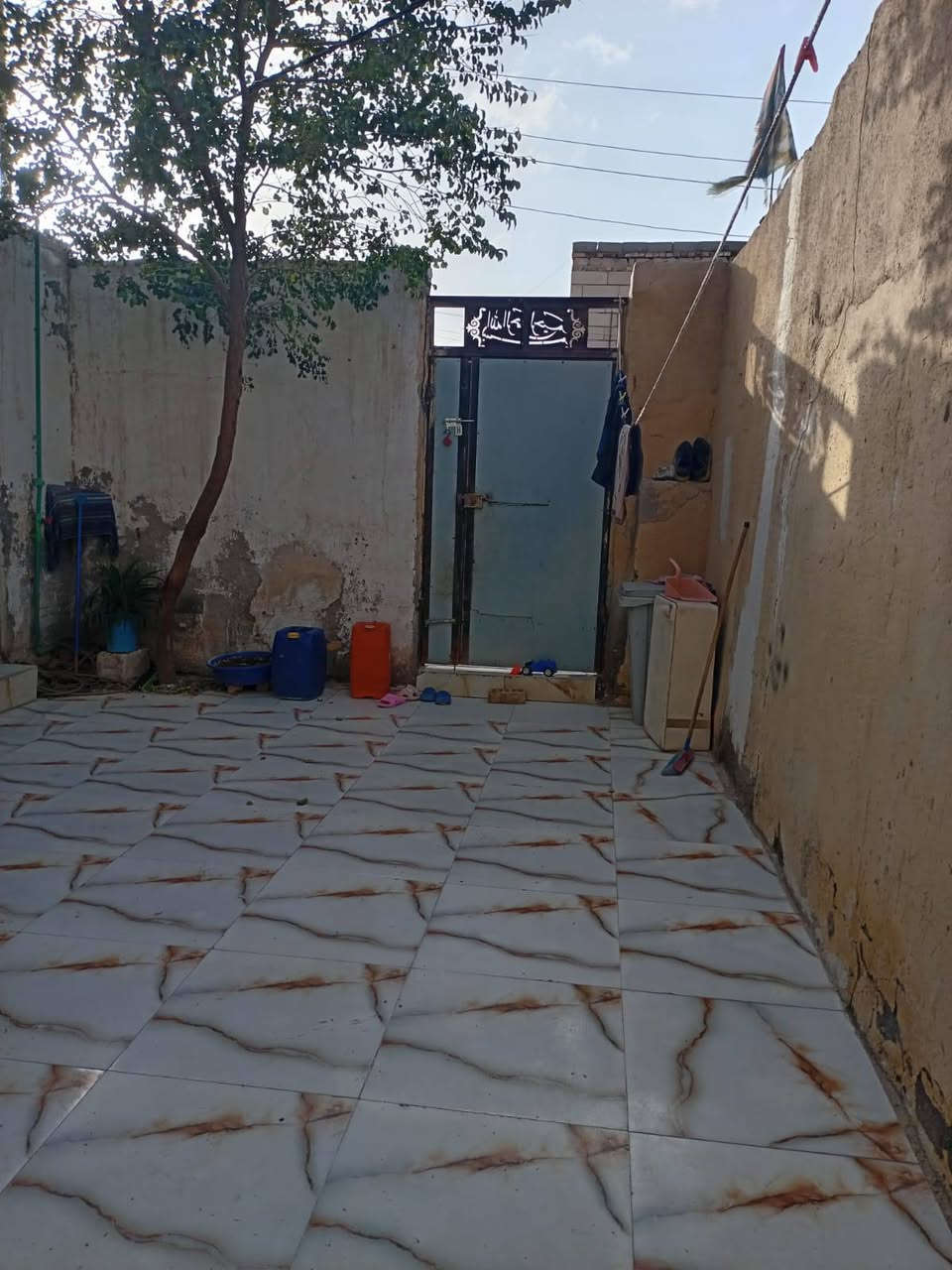 بيت زراعي للبيع  طابقين  كونكريت طابق الاول يحتوي على استقبال+مطبخ+صاله+غرفتين نوم+حمامات داخليه و خارجية طابق الثاني يحتوي على صاله +مطبخ +غرفتين نوم +حمامات داخلية و خارجية  المساحة185   العنوان الناصريه  مقابيل حي الجوادين  عمود 42ثالث بيت على  شارع الرئيسي السعر65 موبايل***********
