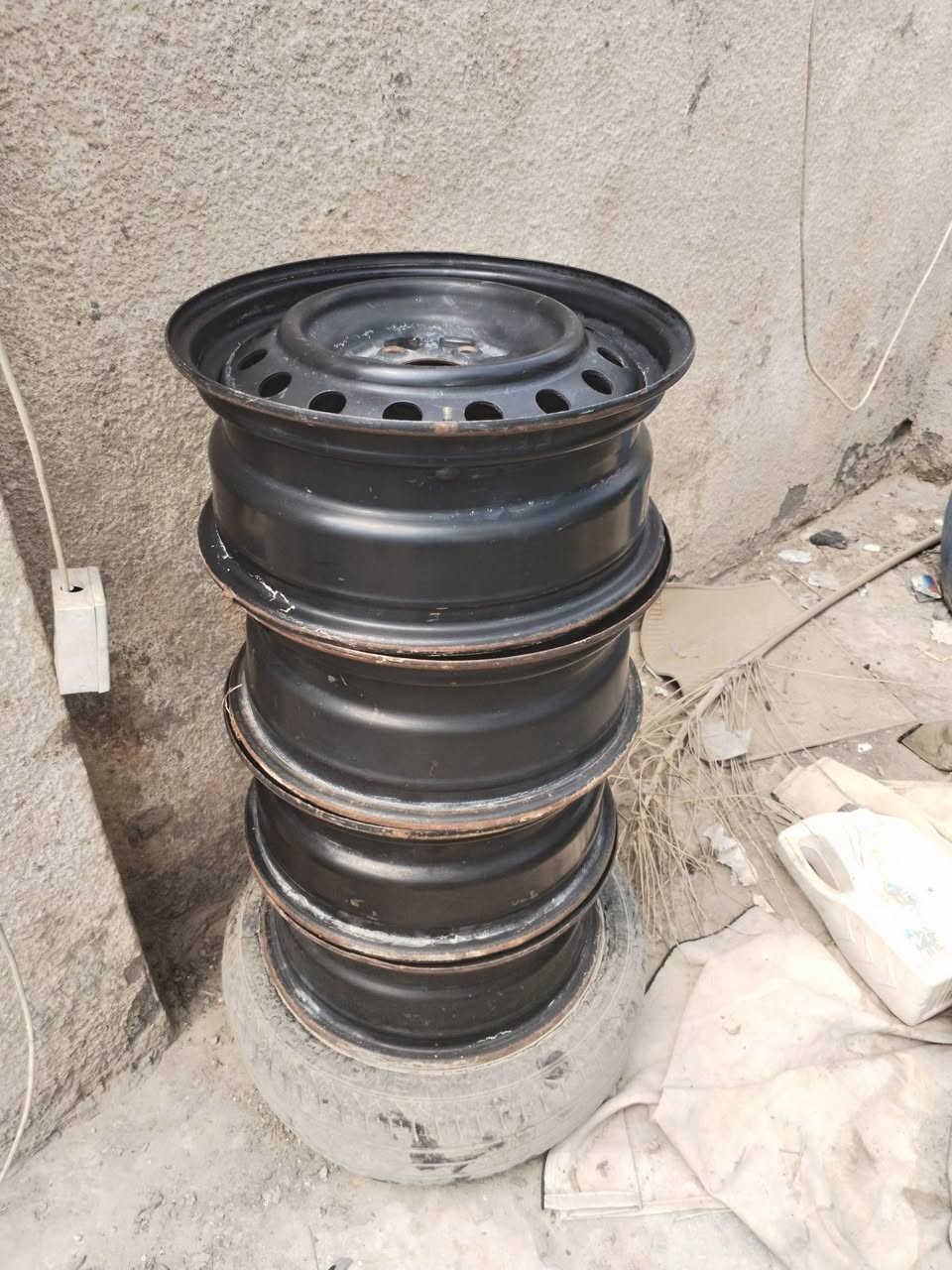 السلام عليكم ورحمة الله وبركاته. تخم ويل ١٦ خمس ستدات بحاله جيده جدا مامصبوغات فقط مغسولات مال حاويه اصلي وبسعر مناسب جدا ٦٠ وبيهن مجال بسيط مكاني حله نادر الثانيه للاتصال ***********
