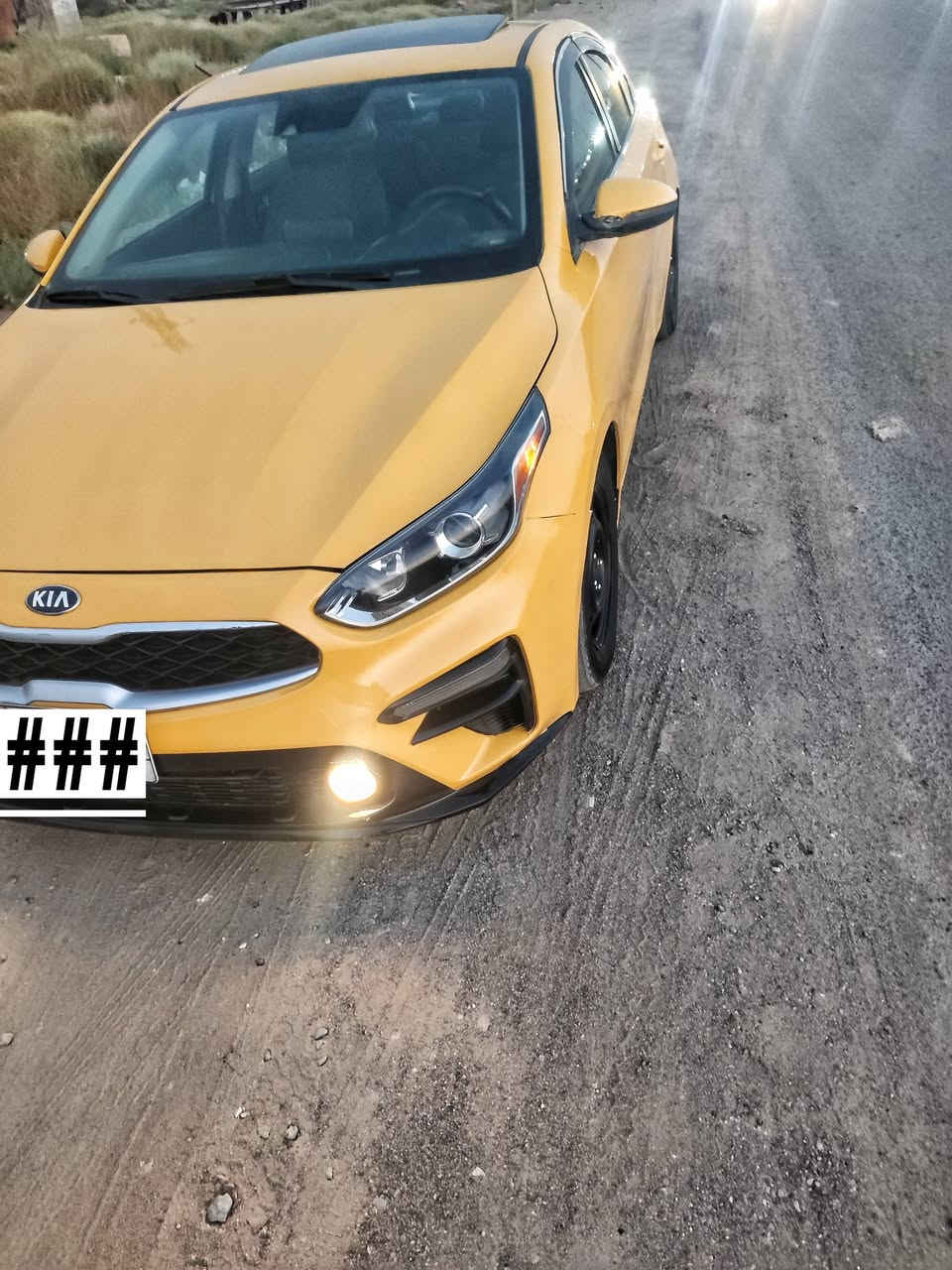 🚗 كيا/ فورتي (Kia Forte) للبيع 🚗
المواصفات العامة:
المنشأ/الوارد: وارد أمريكي.
المحرك: 4 سلندر بسعة 2.0 لتر .
المواصفات: فول مواصفات 1/1.
اللون: أصفر.
عدد المقاعد: 4 مقاعد جلد (داخلية مرتبة ونظيفة).
 المواصفات والتجهيزات:
فتحة سقف.
إضاءة LED أمامية مع كشافات ضباب.
شاشة لمس  تدعم Apple CarPlay / Android Auto.
كاميرا خلفية للركن.
تبريد وتدفئة مقاعد امامية.
منضومة غاز.
أنظمة أمان وتثبيت سرعة.
📋 حالة السيارة والضرر
الضرر: قطعتين فقط (چاملغ وباب خلفي بدون اضرار داخلية)
الحالة الفنية: محرك  بحالة ممتازة وجاهزة للاستخدام بدون أي مصاريف إضافية.
📌 تفاصيل الإعلان
المكان: [بغداد/اليوسفية]
السعر: [12,000$] (قابل للتفاوض البسيط)
رقم التواصل: [***********]
رقم ثاني:      [***********]

نص مكتوب في الصور:
- ###