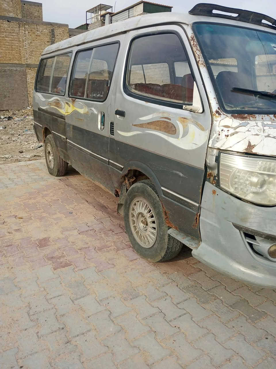 السلام عليكم فتون 2012 السيارة كوم حديد عليها غرامات مو موصلية السيارة مكينة او تفرعات جديدة بريك جديد ميكانيك مكفول غرفتها كلش نظيفة كاعية جديدة 
السعر 20 مكاني بغداد الحسينية 
***********
