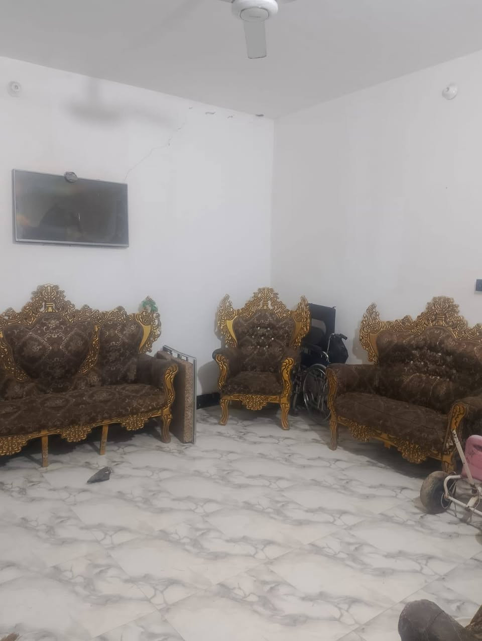 بيت مساحه 120متر بلوك صب الاسكان صناعي قرب مدرسه الحريه فرعي بي غرفتين صاله مطبخ دوانيه صحيات خارجيه السعر 38 وبي مجال الشراي ***********
