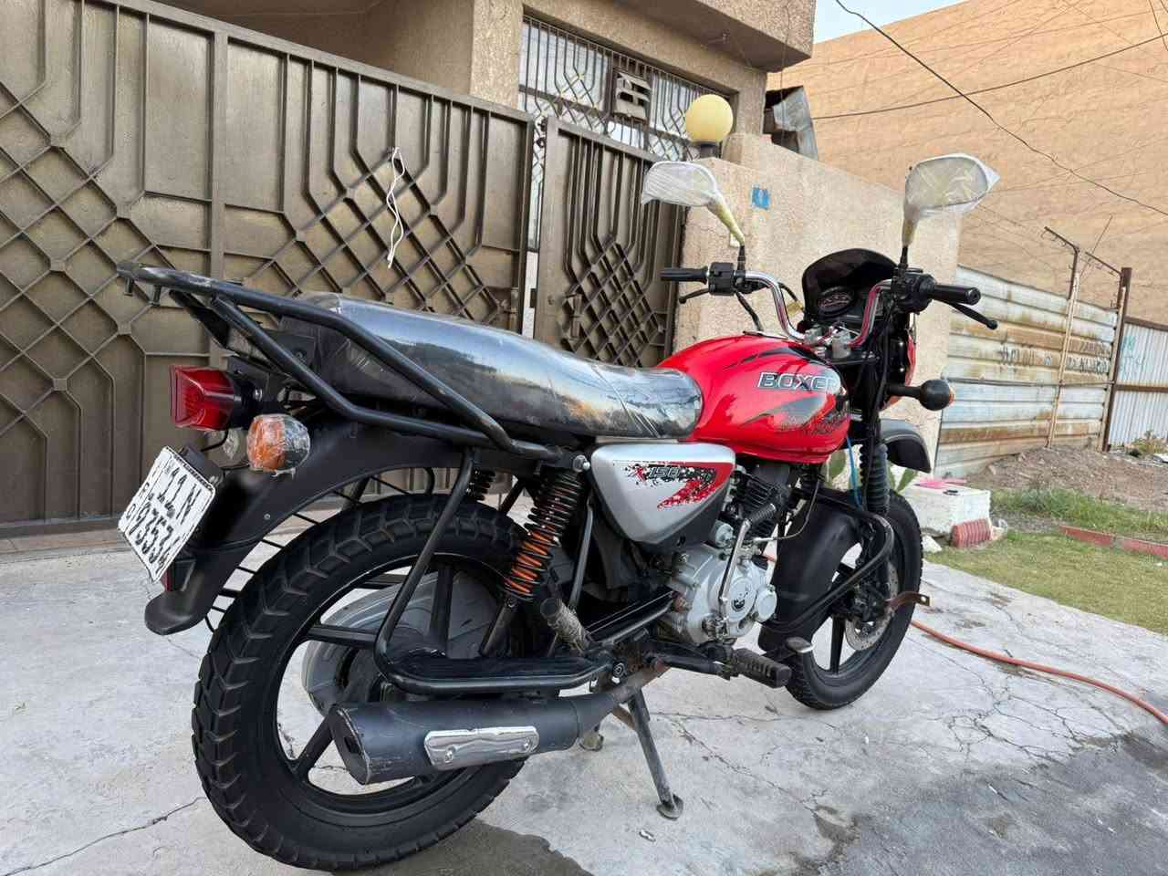 السلام عليكم بوكسر للبيع موديل 22شكل ال٢٣ دراجه جاهزه من التاير للتاير نكره سلف بكل وكت مكينه كلها جديده قبل شهر مجفته كله اصلي وكاله ناعمه وتخبل دهن وفلتر كل ١٠ تيام اصلي 
صبغ وياله تايرات نضيفه كشن مرجعه بلادي جامه اماميه اصليه شادلها تاخذها جاهزه رئسا للشارع 
رايدها ب2200 
مكاني بغداد العامريه 
خابرني وتدلل 
***********
