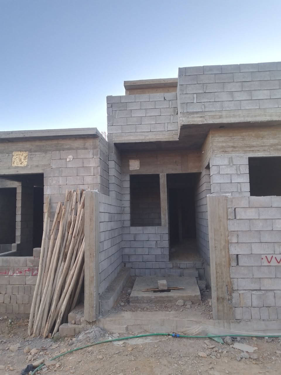 السلام عليكم يوجد هيكل العنوان الموصل القوسيات قرب المدرسة الصينيه المساحه 130 خدمات ماي كهرباء تبليط ابراس الفرع غرفتين نوم هول استقبال مشتملات خرج داخل السعر 26 بي مجال قليل تواصل خاص او وتساب ***********
