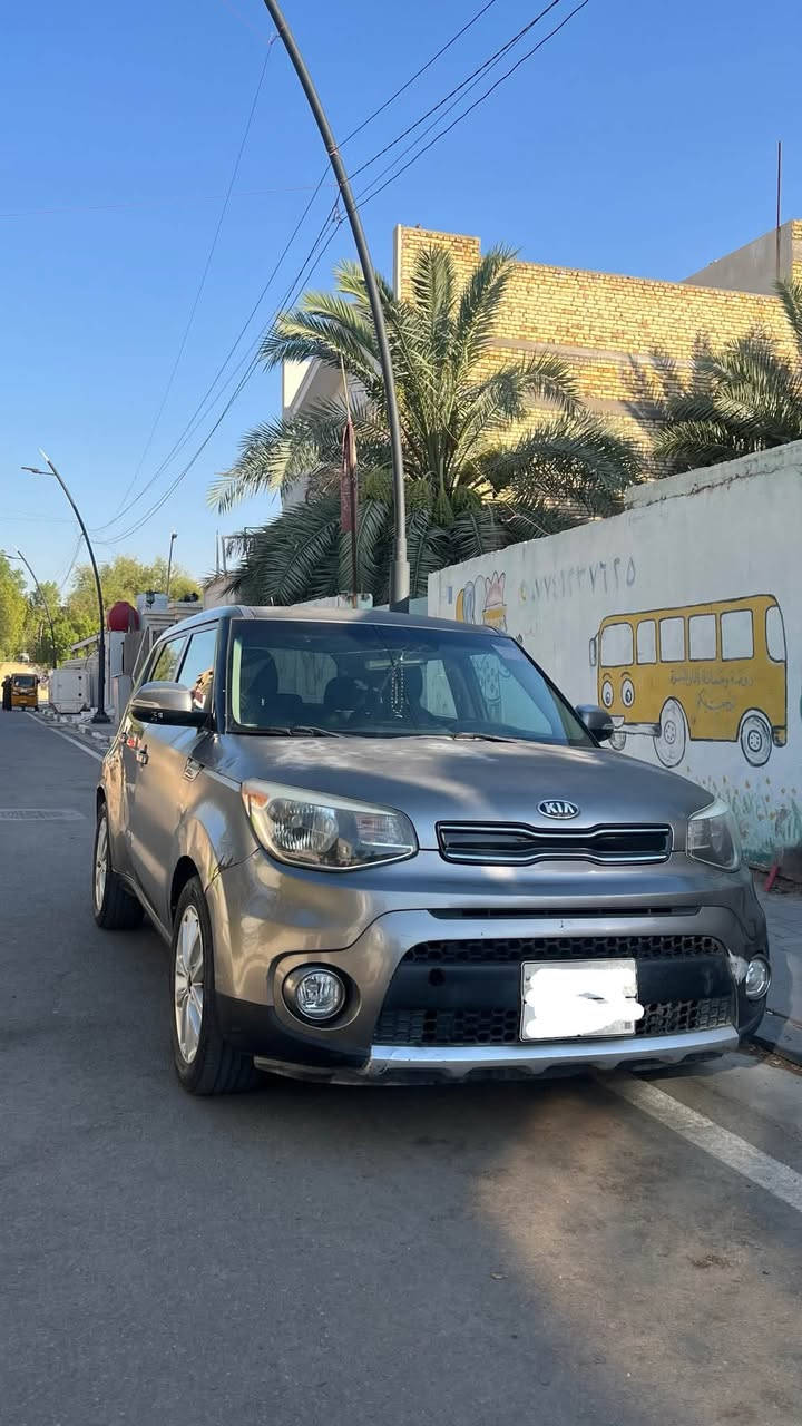 كيا صول 2018 وارد امريكي
ماشيه 134km  رقم اربيل 
مواصفات. محرك GDI 2000  ويل 17 شاشه كبيره (ابل كار بلي اندرويد اوتو ) 
وضعيات قياده (سبورت و اقتصادي وعادي ) 
تحكم بشاشة المعلومات 
تحكمات ستيرن 
كامره خلفيه واسعه 
مانع انزلاق 
مثبت سرعه   
نضام صوت  siriusxm 
تحكم بالمري الجانبيه كهرباء 
كشافات  ضباب 
تحكم بالاضائه  شاشة معلومات للسائق(رفع وخفض)
حساس ضغط الاطارات 
جامات اماميه اوتو 

  السياره جاهزه كير ومكينه وحداديه يحاله ممتازه 

تواصل / ***********
