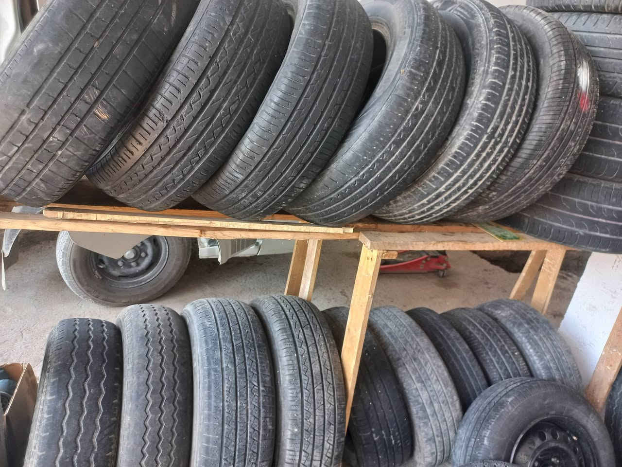 اطارات مستخدمه ونضيفه من قياس 14الى  17 بيهم. 30زوج موقع طويريج ابيعهم شلعه وحده سعر الزوج 20الف تواصل ***********
