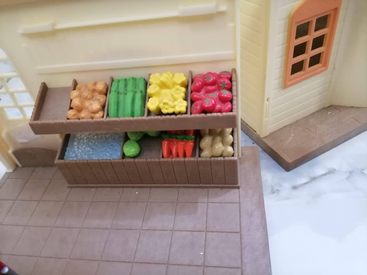 متوفر بيت ليكو مع بيت الدبب المقدفه ومتوفر كميه من الدبب المقدفه راسلونه وتدللون
