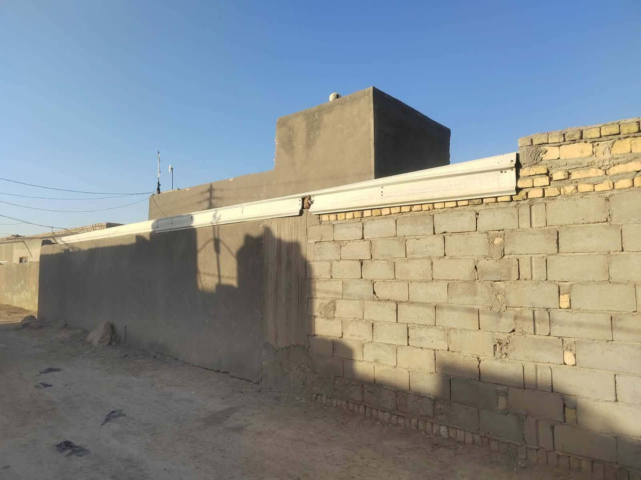 بيت للبيع يم جسر معلق بناء طابوك عكاده ربع 4غرف براني وصاله ومطبخ خلف سجت قطار مال معالي ستفسار خاص وتساب ***********
