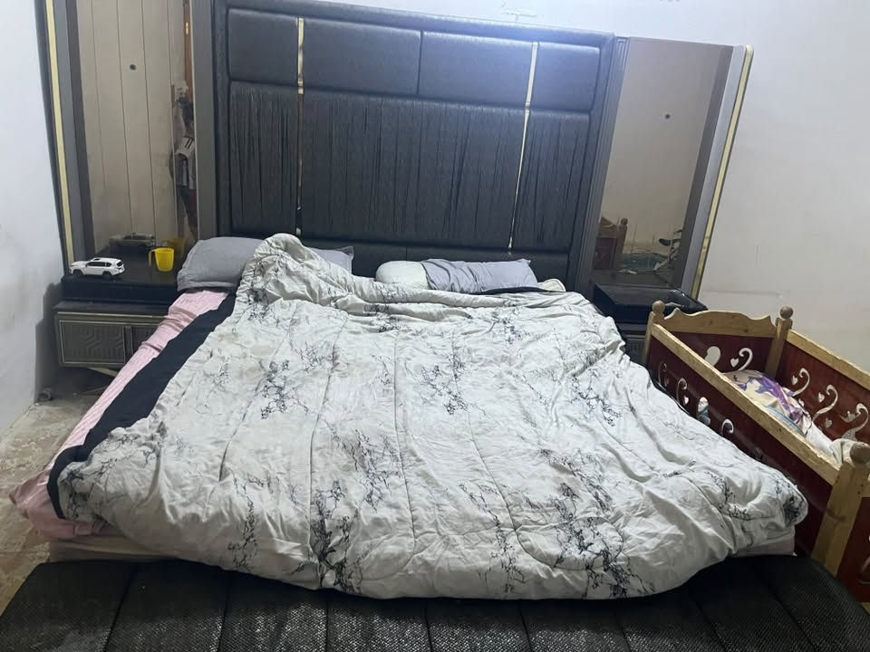 السلام عليكم غرفة تركية للبيع بيها اضرار والسعر مناسب مكاني مركز الحله شارع 30 وهذا رقمي ***********
