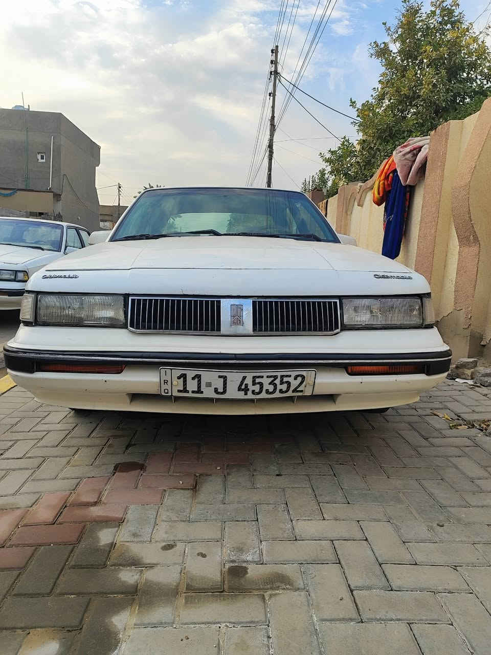 السلام عليكم اولدز موديل 90 رقم بغداد بسمي هزه جديده سنويه ل31 السياره صبغ فقط جنطه تخم تاير كهربائيات كله شغاله صدرها جديد بس الدبلات تعبن شويه مكينه بيه لاستيك ولف دخن شويه وتكطع الكير مكفول مقطع فيديو موجود بيه تصوير الداخل السعر 25 قفل  مكاني صويره ***********
