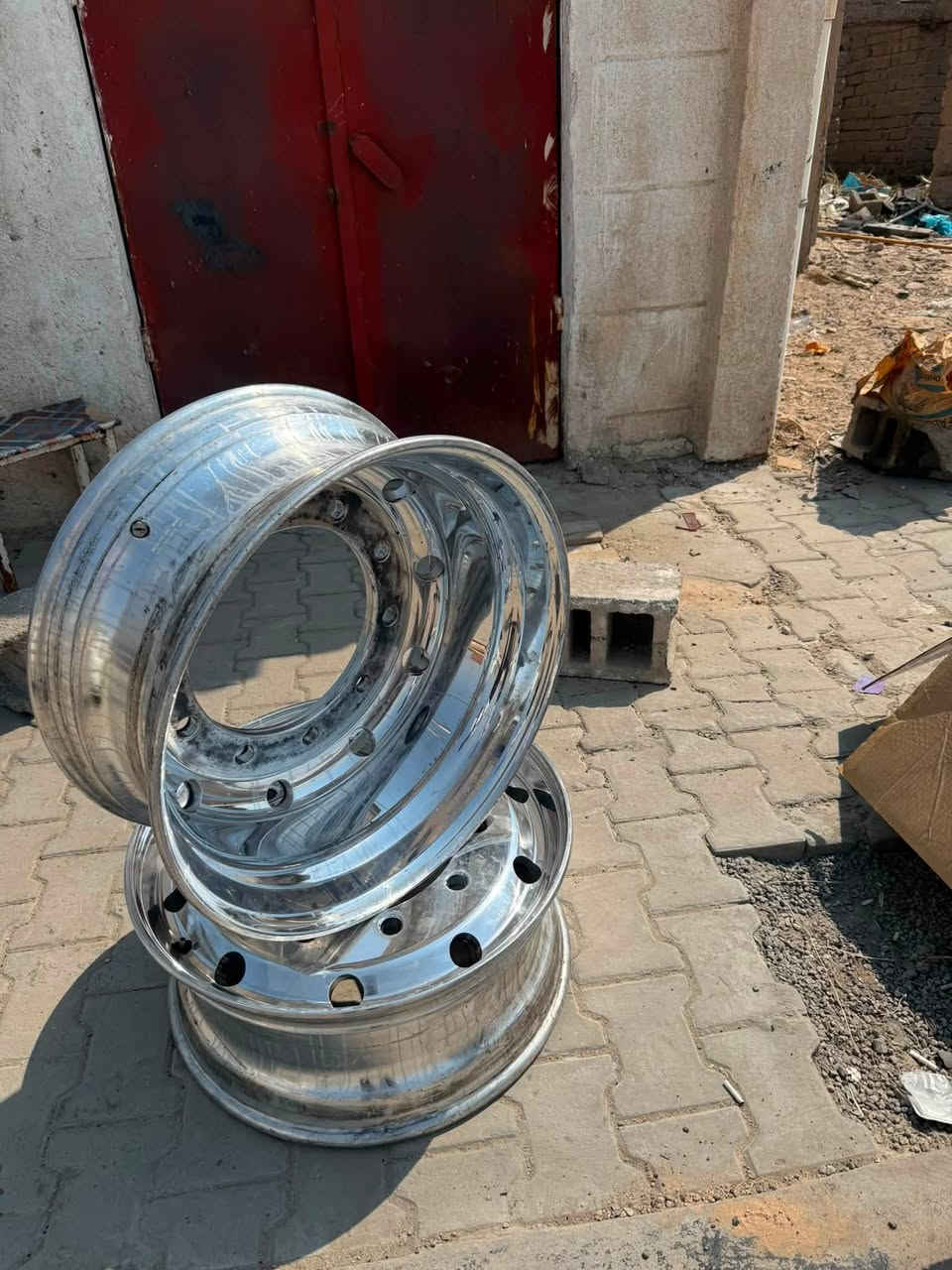 يا سلام عليكم ويلاه فافون 22.5 شكل لحرفش مو حرفش جديتات بل كارتون كلشي ما بيهن شتريتهن وما صارن عل سيارتي فته زغير لمرغوب سعر 500 الف عنوان بصره لدير رقم ***********
