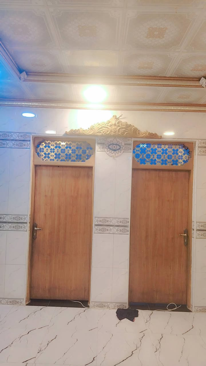 سلام عليكم بيت للبيع مساحة 200 متر غرفتين فوق نص غرفتين جوه جاهزه صاله جاهزه استقبال صحيات مطبخ جاهز تشاريف جاهزه سقفيه جاهزه صب كونكريت شيش أف اف دار قريب عن شارع العنوان النجف الاشرف كوفه شارع رقم الاستفسار ***********

