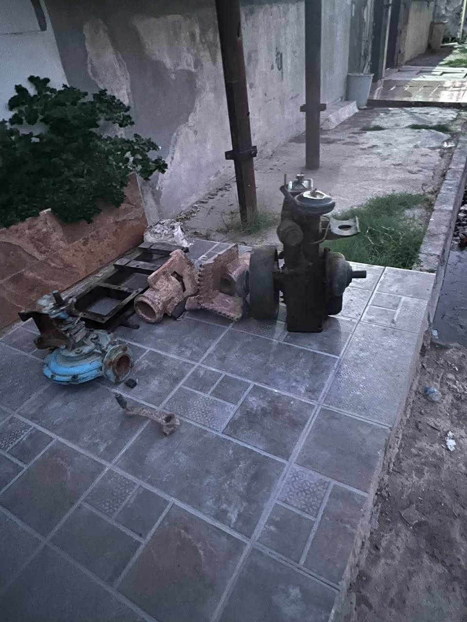 سلام عليكم ورحمة الله وبركاته بتر تبريد مي وخنزيرة هندي مشتغلة موسم واحد ضغط عالي هيد 26 للبيع عنواني موصل حي سومر للتواصل اتصل على الرقم  ***********
